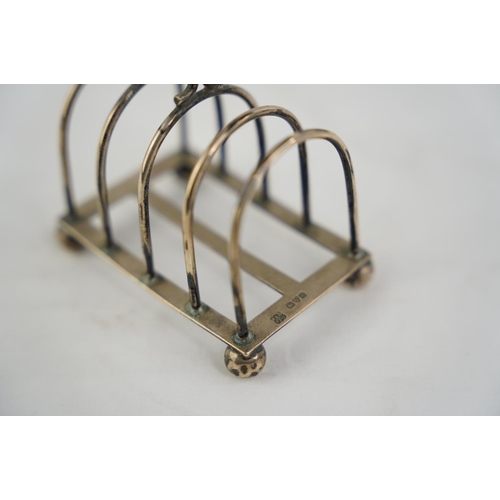 190 - An antique Sterling silver toast rack, weight 104g.