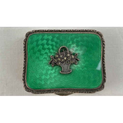 179 - A stunning Sterling silver snuff box with green enamel lid & applied silver basket of flowers (a/f).