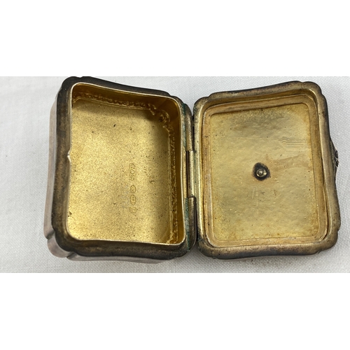 179 - A stunning Sterling silver snuff box with green enamel lid & applied silver basket of flowers (a/f).