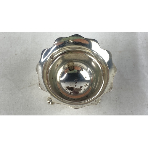 215 - A Sterling silver salt pot on claw feet, weight 32g.