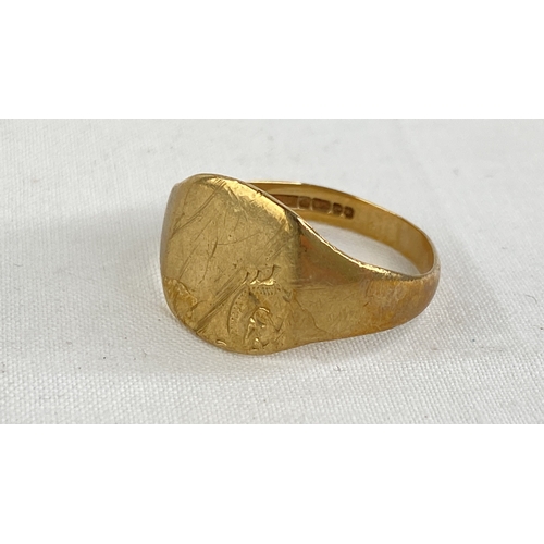 222 - A 9ct gold signet ring, weighing 3g.