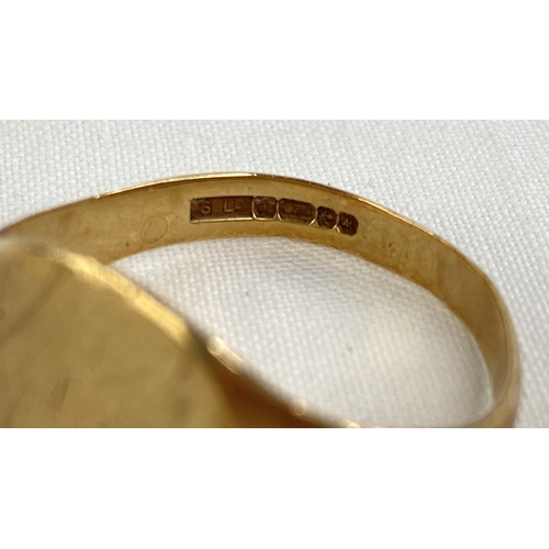 222 - A 9ct gold signet ring, weighing 3g.