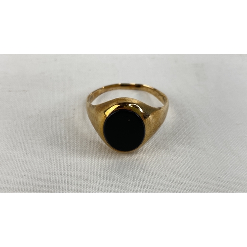 223 - A 9ct gold gent's ring, total weight 4g.