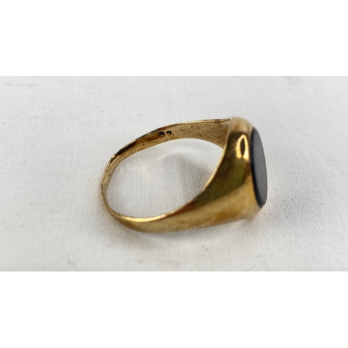 223 - A 9ct gold gent's ring, total weight 4g.