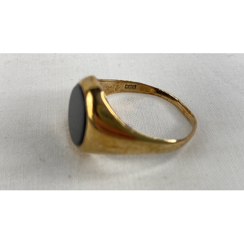 223 - A 9ct gold gent's ring, total weight 4g.