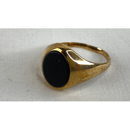 223 - A 9ct gold gent's ring, total weight 4g.