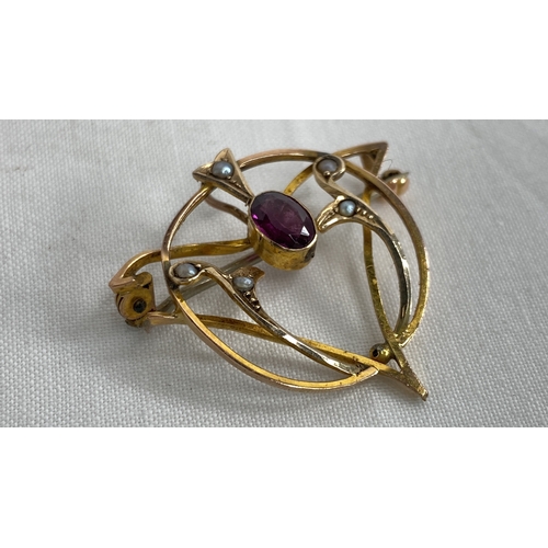 225 - An antique gold brooch/pendant with pearl and amethyst stone.