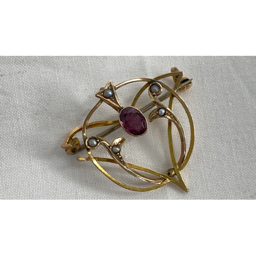 225 - An antique gold brooch/pendant with pearl and amethyst stone.