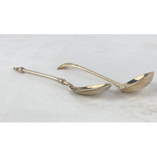 238 - A stunning Sterling silver sugar sifter spoon and another, weight 32g,