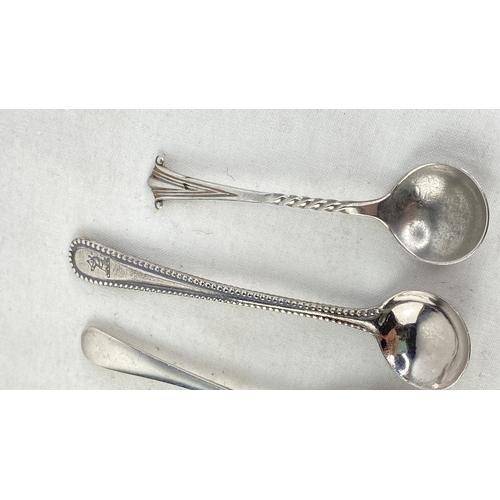 242 - A lot of Sterling silver salt spoons, weight 35g.