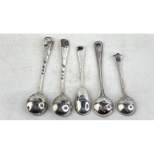 242 - A lot of Sterling silver salt spoons, weight 35g.