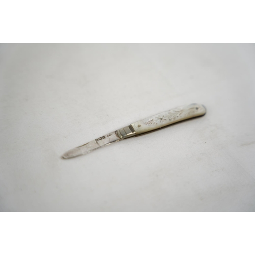 301 - A Sterling silver and mother of pearl fruit knife (a/f).