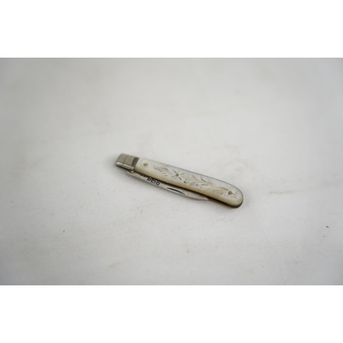 301 - A Sterling silver and mother of pearl fruit knife (a/f).