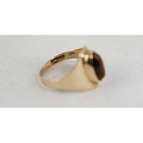 303 - A Gents 9ct gold tiger eye ring, size P/Q.