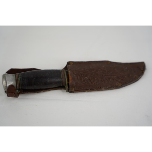 347 - A small vintage dagger/ knife in leather sheath.