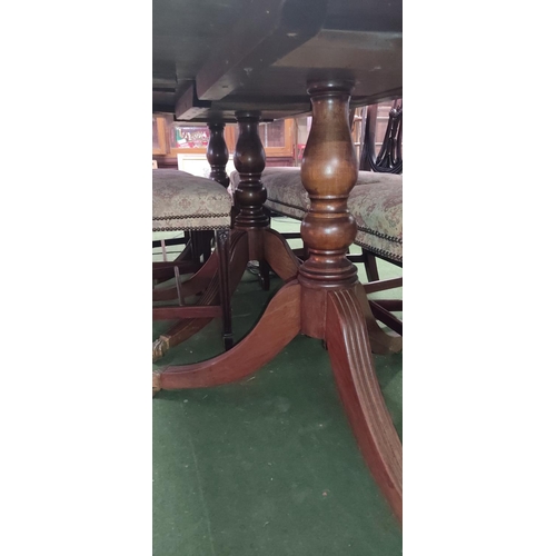 385 - A stunning antique Irish mahogany dining table with central extension, along with set of 6 antique s... 