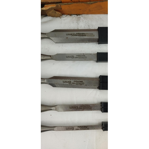 413 - A boxed set of 5 vintage Stanley woodcarving chisels.