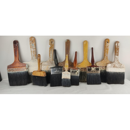 417 - A large assortment of vintage paintbrushes.