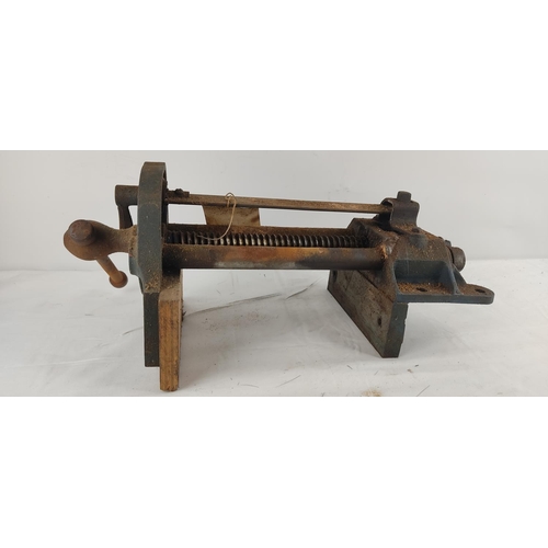 419 - A vintage Record No 52 woodworking vice.