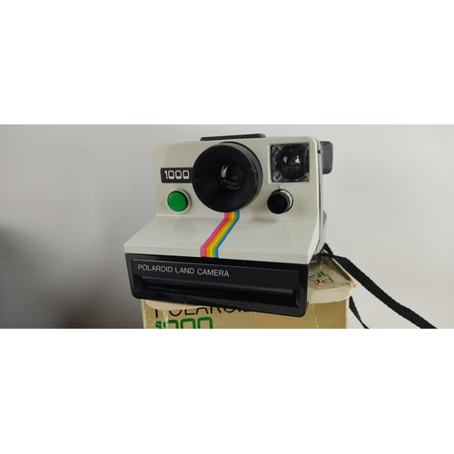 439 - A vintage Polaroid 1000 land camera in original box & assortment of various vintage cameras.