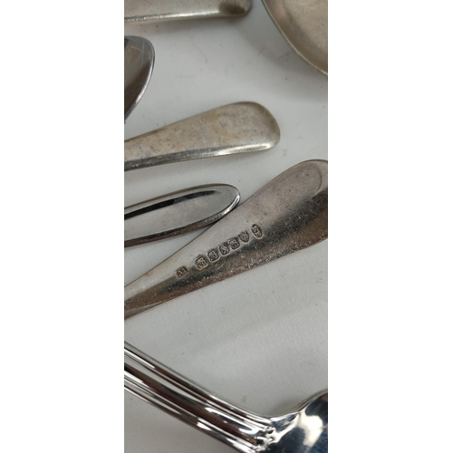 441 - A large assortment of vintage cutlery.