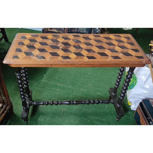 462 - A stunning antique table with decorative inlaid top.