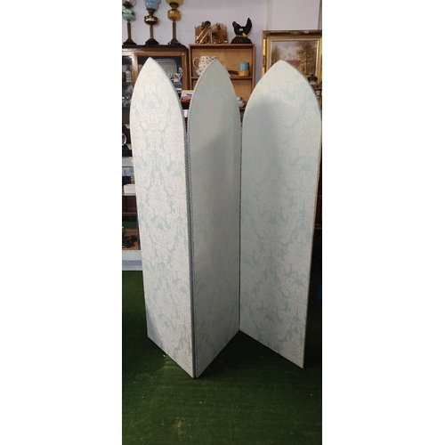 463 - A vintage/ antique 3 fold room divider/ screen.