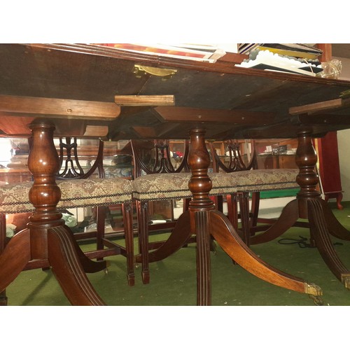 385 - A stunning antique Irish mahogany dining table with central extension, along with set of 6 antique s... 