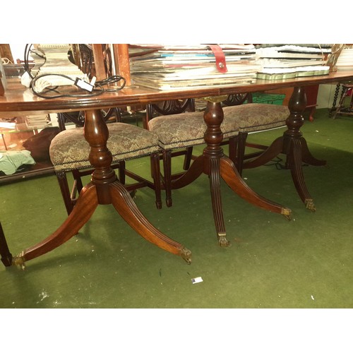 385 - A stunning antique Irish mahogany dining table with central extension, along with set of 6 antique s... 