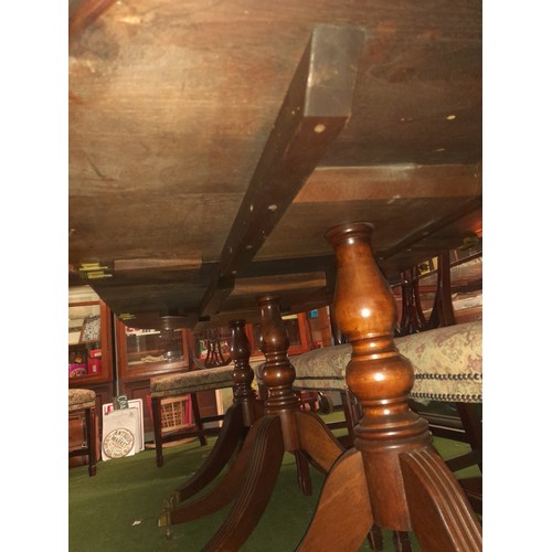 385 - A stunning antique Irish mahogany dining table with central extension, along with set of 6 antique s... 