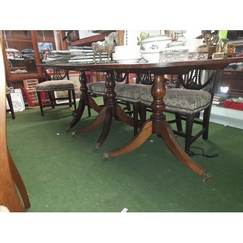 385 - A stunning antique Irish mahogany dining table with central extension, along with set of 6 antique s... 