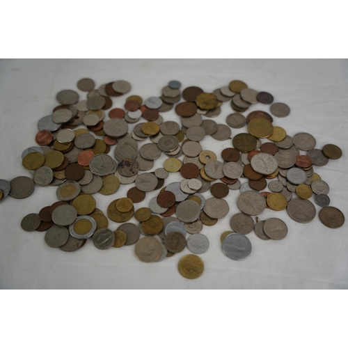 102 - An assorted lot of coinage, weighing approximately 1kg.