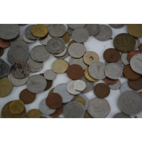 102 - An assorted lot of coinage, weighing approximately 1kg.