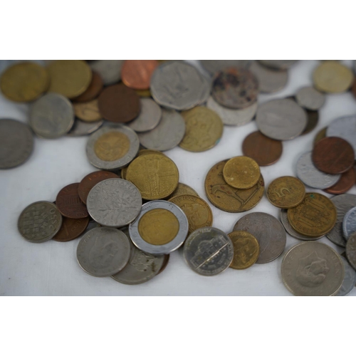 102 - An assorted lot of coinage, weighing approximately 1kg.