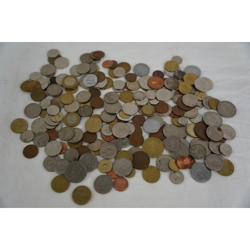 103 - An assorted lot of coinage, weighing approximately 1kg.