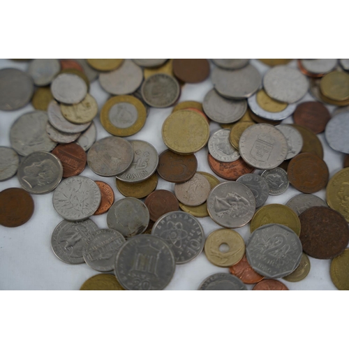 103 - An assorted lot of coinage, weighing approximately 1kg.