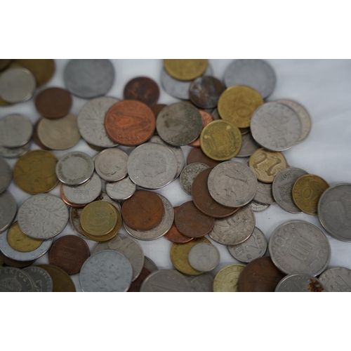 103 - An assorted lot of coinage, weighing approximately 1kg.