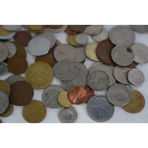 103 - An assorted lot of coinage, weighing approximately 1kg.