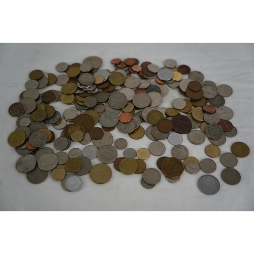 106 - An assorted lot of coinage, weighing approximately 1kg.