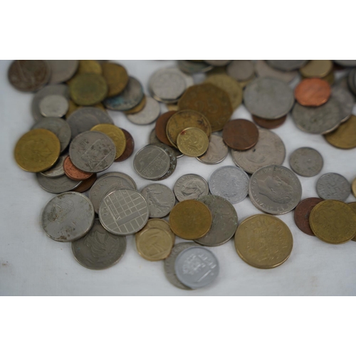 106 - An assorted lot of coinage, weighing approximately 1kg.