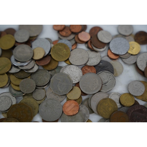 106 - An assorted lot of coinage, weighing approximately 1kg.