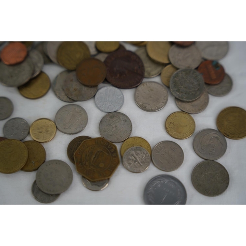 106 - An assorted lot of coinage, weighing approximately 1kg.