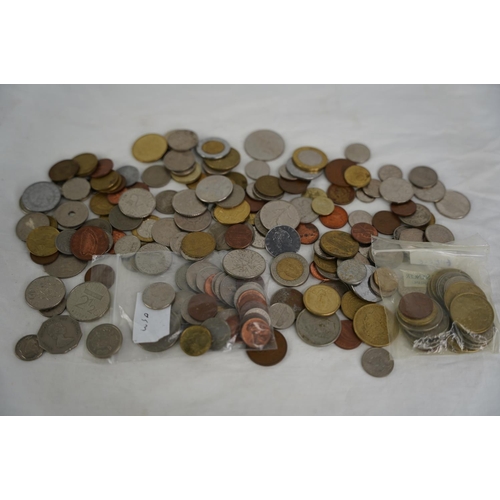 107 - An assorted lot of coinage, weighing approximately 1kg.