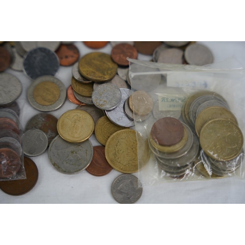 107 - An assorted lot of coinage, weighing approximately 1kg.