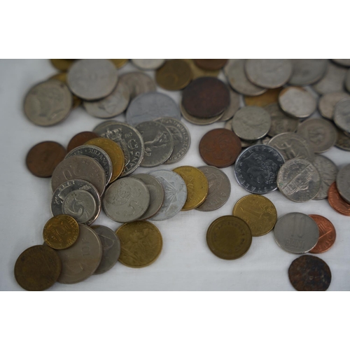 111 - An assorted lot of coinage, weighing approximately 1kg.