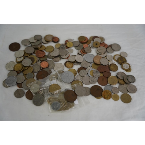 112 - An assorted lot of coinage, weighing approximately 1kg.