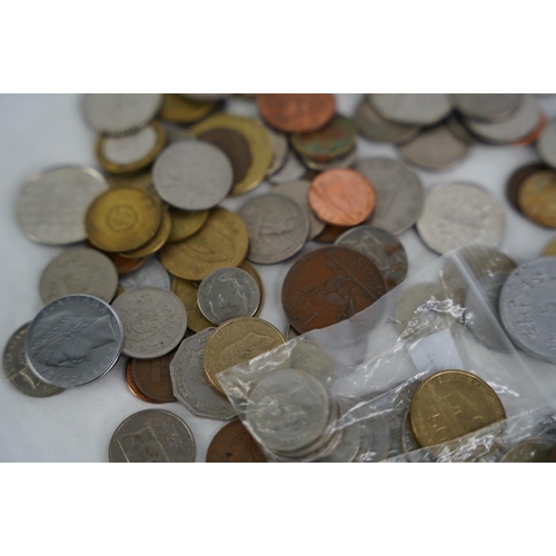 112 - An assorted lot of coinage, weighing approximately 1kg.