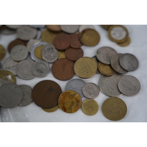 112 - An assorted lot of coinage, weighing approximately 1kg.