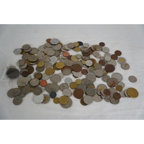 113 - An assorted lot of coinage, weighing approximately 1kg.