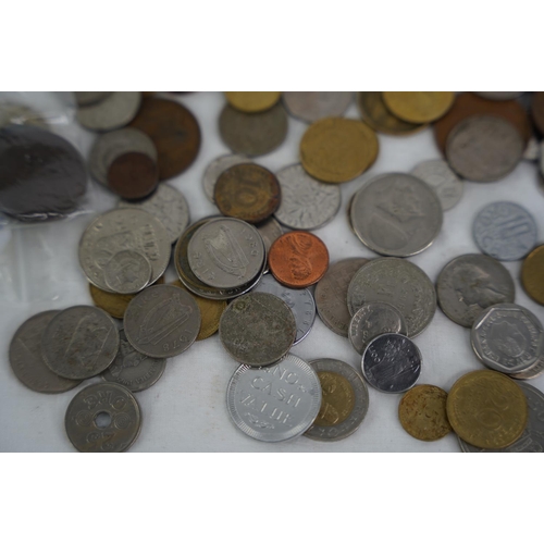 113 - An assorted lot of coinage, weighing approximately 1kg.